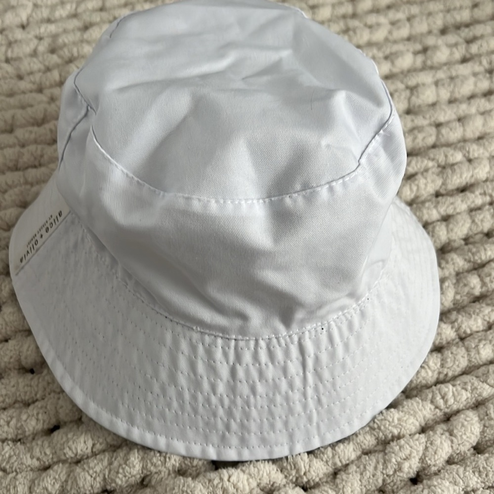 alice + olivia Daisy Reversible Sun Bucket Hat, NWOT, Black Daisy/White - Picture 13 of 14